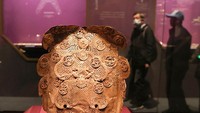 Emas bukan cuma soal kemewahan, tapi sejarah. 170 artefak dari abad ke-15 SM sampai Dinasti Ming (1368-1644) ini menunjukkan warisan peradaban China yang megah dengan keterampilan pengolahan yang sudah oke banget. Foto: Chen Xiaogen/VCG via Getty Images