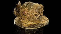 Salah satu highlight dalam pameran emas ini: hiasan kepala naga mengejar mutiara dari Dinasti Ming — artefak pertama yang dikoleksi Museum Istana Hong Kong. Foto: Dok. Hong Kong Palace Museum