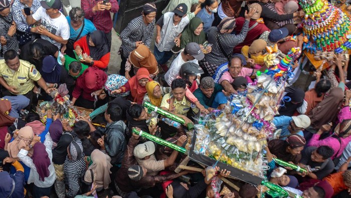 Kirab Bedhol Projo Warnai Kembalinya Pedagang ke Pasar Induk Godean Sejumlah pedagang membawa gunungan saat kirab boyongan pedagang dari pasar relokasi ke Pasar Induk Godean bertajuk Bedhol Projo Hanggayuh Rejo di Pasar Induk Godean, Sleman, D.I Yogyakarta, Rabu (29/10/2025). Acara yang diikuti ratusan pedagang dan ribuan warga itu menjadi penanda pedagang mulai kembali menempati bangunan Pasar Induk Godean setelah selesai direvitalisasi total. ANTARA FOTO/Andreas Fitri Atmoko/rwa.