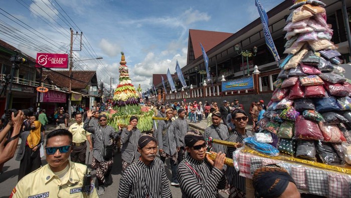 Kirab Bedhol Projo Warnai Kembalinya Pedagang ke Pasar Induk Godean Sejumlah pedagang membawa gunungan saat kirab boyongan pedagang dari pasar relokasi ke Pasar Induk Godean bertajuk Bedhol Projo Hanggayuh Rejo di Pasar Induk Godean, Sleman, D.I Yogyakarta, Rabu (29/10/2025). Acara yang diikuti ratusan pedagang dan ribuan warga itu menjadi penanda pedagang mulai kembali menempati bangunan Pasar Induk Godean setelah selesai direvitalisasi total. ANTARA FOTO/Andreas Fitri Atmoko/rwa.