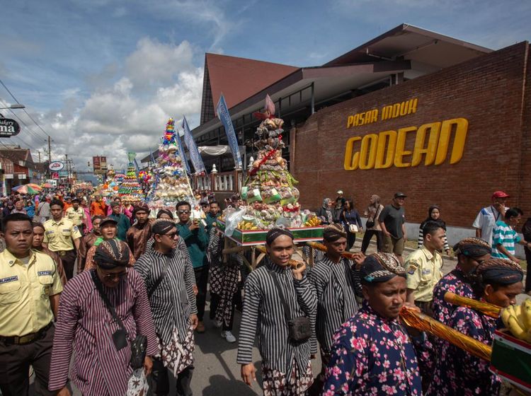 Kirab Bedhol Projo Warnai Kembalinya Pedagang ke Pasar Induk Godean