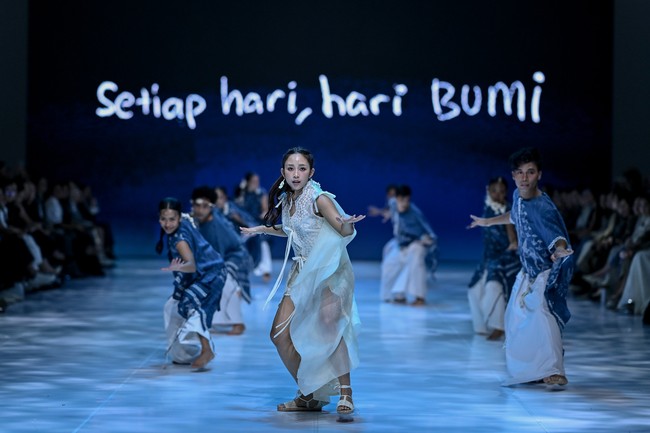 Aksi Dita Karang merupakan bagian dari peragaan busana Larung persembahan Sejauh Mata Memandang. Penampilan tersebut turut menandai debutnya sebagai muse jenama yang mengusung slow fashion dan bisnis sirkularitas itu. (Foto: Jakarta Fashion Week/Dandy Hendrata)