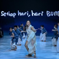Aksi Dita Karang merupakan bagian dari peragaan busana Larung persembahan Sejauh Mata Memandang. Penampilan tersebut turut menandai debutnya sebagai muse jenama yang mengusung slow fashion dan bisnis sirkularitas itu. (Foto: Jakarta Fashion Week/Dandy Hendrata)