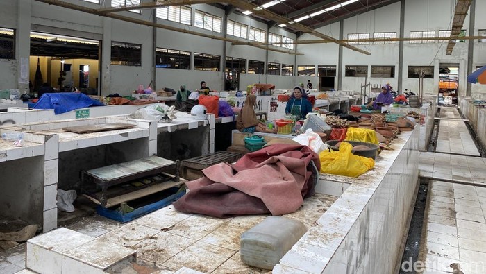 Kondisi lapak pedagang Pasar Lakessi Parepare. Kondisi lapak pedagang Pasar Lakessi Parepare.