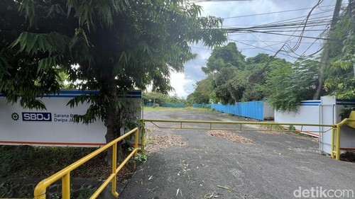 Kondisi lokasi proyek Subway Bali di Jalan Raya Kuta, Badung, Kamis (20/10/2025)