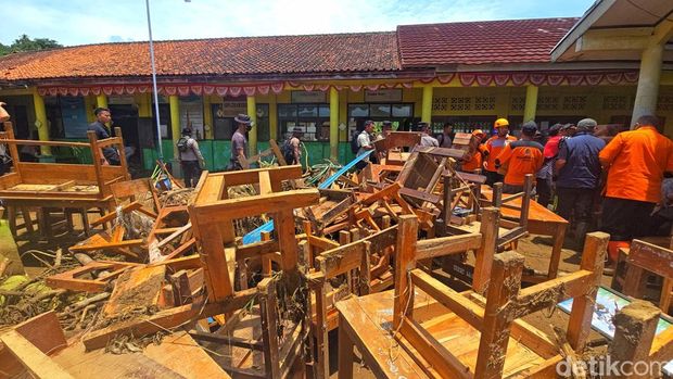 Kondisi SDN Cikahuripan Cisolok Sukabumi usai banjir Kondisi SDN Cikahuripan Cisolok Sukabumi usai banjir