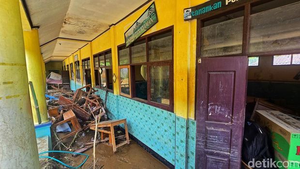 Kondisi SDN Cikahuripan Cisolok Sukabumi usai banjir Kondisi SDN Cikahuripan Cisolok Sukabumi usai banjir