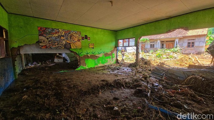 Kondisi SDN Cikahuripan Cisolok Sukabumi usai banjir Kondisi SDN Cikahuripan Cisolok Sukabumi usai banjir