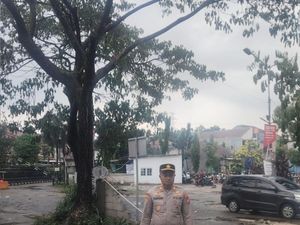 Jalan Raya Sawangan Depok Banjir Usai Hujan Deras, Lalu Lintas Masih Tersendat