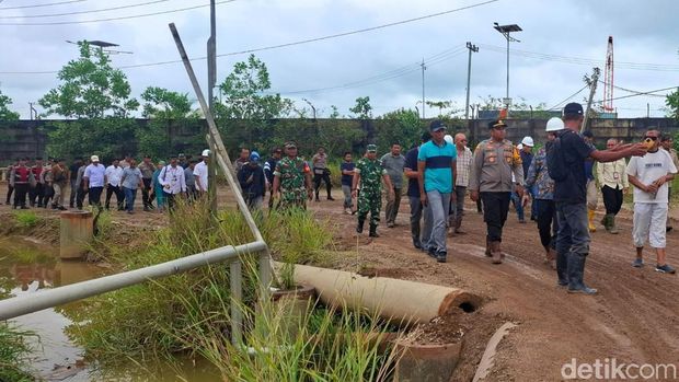 Kunjungan lapangan yang difasilitasi DPRD Tarakan pada Rabu (29/10/2025) Kunjungan lapangan yang difasilitasi DPRD Tarakan pada Rabu (29/10/2025) gagal menghasilkan kesepakatan harga. Juru bicara warga, Yapdin, menegaskan saat ini bukan lagi soal negosiasi, melainkan pemenuhan janji yang telah tertuang dalam notulensi rapat sebelumnya.