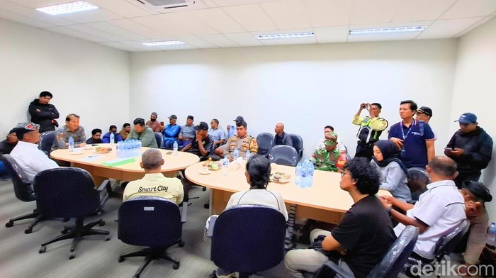 Kunjungan lapangan yang difasilitasi DPRD Tarakan pada Rabu (29/10/2025) Kunjungan lapangan yang difasilitasi DPRD Tarakan pada Rabu (29/10/2025) gagal menghasilkan kesepakatan harga. Juru bicara warga, Yapdin, menegaskan saat ini bukan lagi soal negosiasi, melainkan pemenuhan janji yang telah tertuang dalam notulensi rapat sebelumnya.