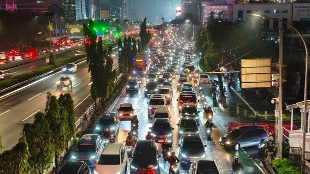 Lalin Jalan Gatsu dan Sudirman Masih Macet hingga Malam Kemacetan melanda Jalan Gatot Subroto dan Sudirman di Jakarta sejak sore hingga Rabu (29/10/2025) malam. Kemacetan terjadi bersamaan dengan turunnya hujan yang mengguyur hampir seluruh wilayah Jakarta pada saat jam pulang kerja.