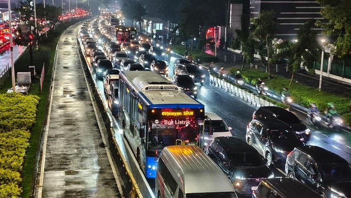 Kemacetan melanda Jalan Gatot Subroto dan Sudirman di Jakarta sejak sore hingga Rabu (29/10/2025) malam. Kemacetan terjadi bersamaan dengan turunnya hujan yang mengguyur hampir seluruh wilayah Jakarta pada saat jam pulang kerja.