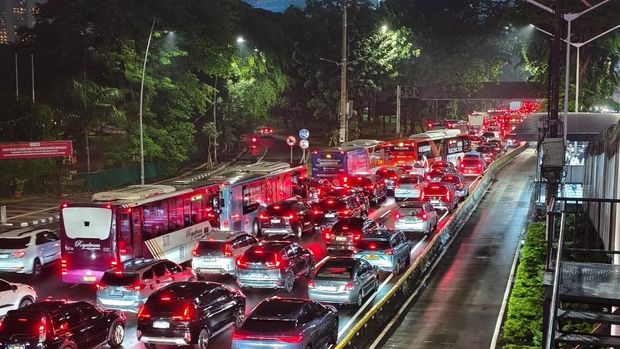 Lalin Jalan Gatsu dan Sudirman Masih Macet hingga Malam Kemacetan melanda Jalan Gatot Subroto dan Sudirman di Jakarta sejak sore hingga Rabu (29/10/2025) malam. Kemacetan terjadi bersamaan dengan turunnya hujan yang mengguyur hampir seluruh wilayah Jakarta pada saat jam pulang kerja.
