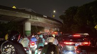 Lalin TB Simatupang Macet Parah Malam Ini, Pemotor Sampai Matikan Mesin Lalin TB Simatupang Macet Parah Malam Ini, Pemotor Sampai Matikan Mesin