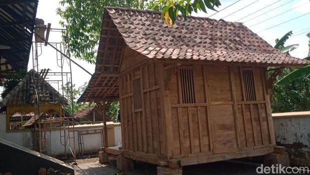 Langgar di makam Ronggowarsito Langgar kayu di kompleks makam Ronggowarsito di Palar, Trucuk, Klaten.