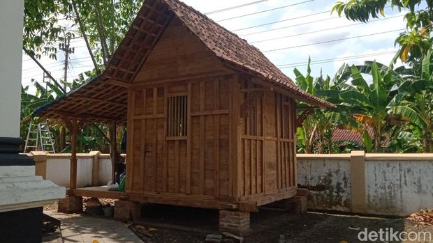 Langgar di makam Ronggowarsito Langgar kayu di kompleks makam Ronggowarsito di Palar, Trucuk, Klaten.
