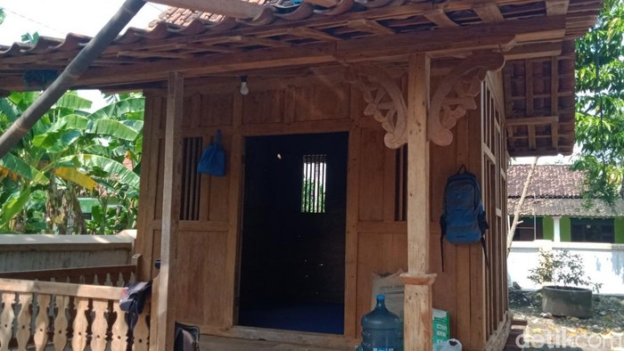 Langgar di makam Ronggowarsito Langgar kayu di kompleks makam Ronggowarsito di Palar, Trucuk, Klaten.