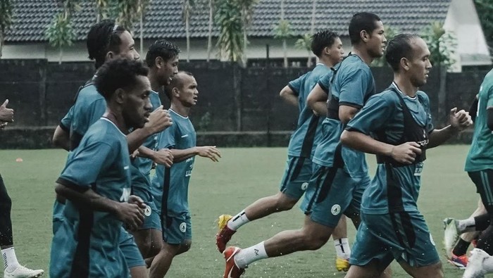 Latihan PSS Sleman saat hujan di Lapangan Pakembinangun, Sleman, Selasa (28/10/2025). Latihan PSS Sleman saat hujan di Lapangan Pakembinangun, Sleman, Selasa (28/10/2025).
