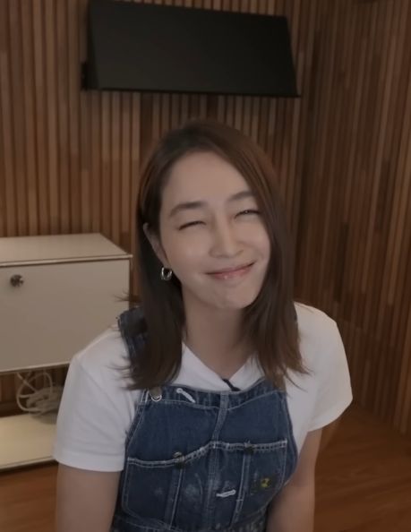 Lee Min Jung Tangkapan layar potret aktris Korea Lee Min Jung dalam tayangan video YouTube berjudul ''The God of Communication, Lee Min-jung's First Q&A in Her Life *Answers to Everything'.