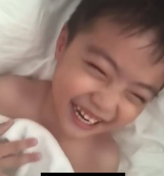 Lee Min Jung Tangkapan layar sosok anak laki-laki aktris Korea Lee Min Jung dan aktor Lee Byung Hun, diperlihatkan dalam tayangan video YouTube berjudul ''The God of Communication, Lee Min-jung's First Q&A in Her Life *Answers to Everything'.