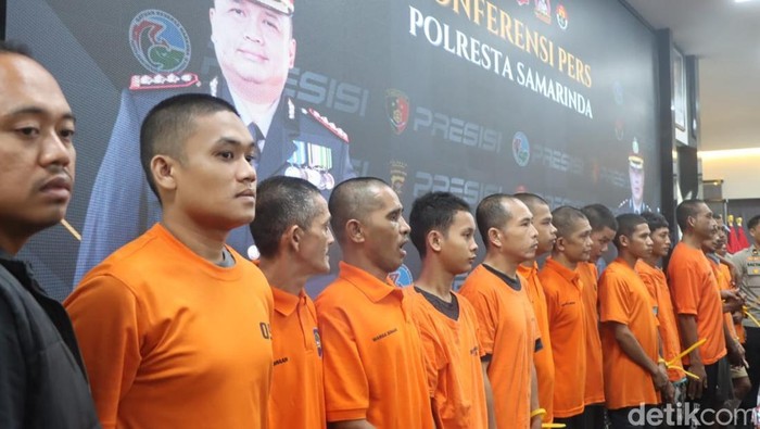 Lima belas tahanan Polsek Samarinda Kota yang sempat kabur telah seluruhnya ditangkap kembali. Lima belas tahanan Polsek Samarinda Kota yang sempat kabur telah seluruhnya ditangkap kembali.