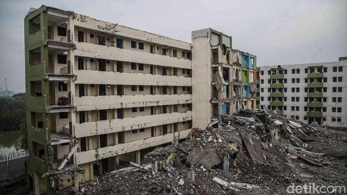 Sejumlah pekerja merobohkan bangunan Rusun Marunda Clustrer C, Marunda, Cilincing, Jakarta Utara, Rabu (29/10/2025). Pemprov DKI Jakarta membongkar total lima tower Cluster C di Rusunawa Marunda, Jakarta Utara.