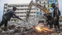 Sejumlah pekerja merobohkan bangunan Rusun Marunda Clustrer C, Marunda, Cilincing, Jakarta Utara, Rabu (29/10/2025). Pemprov DKI Jakarta membongkar total lima tower Cluster C di Rusunawa Marunda, Jakarta Utara.