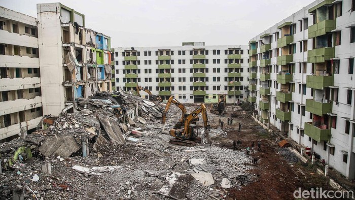 Lima Tower Rusun Marunda Dibongkar Total Sejumlah pekerja merobohkan bangunan Rusun Marunda Clustrer C, Marunda, Cilincing, Jakarta Utara, Rabu (29/10/2025). Pemprov DKI Jakarta membongkar total lima tower Cluster C di Rusunawa Marunda, Jakarta Utara.