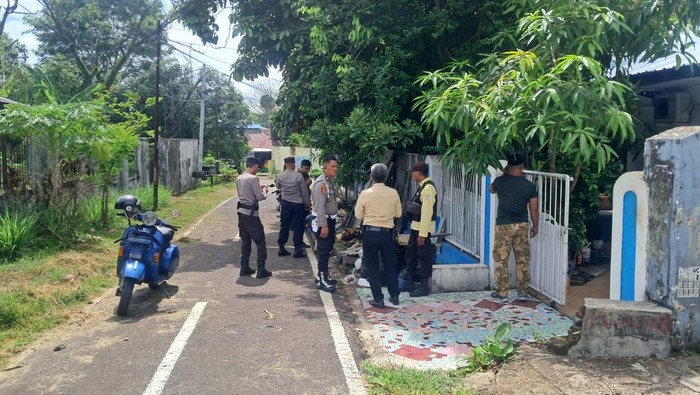 Lokasi tukang bangunan berinisial AN (39) tewas diduga tersengat listrik saat memperbaiki plafon rumah di Kecamatan Tamalanrea, Makassar. Lokasi tukang bangunan berinisial AN (39) tewas diduga tersengat listrik saat memperbaiki plafon rumah di Kecamatan Tamalanrea, Makassar.