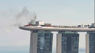 Marina Bay Sands Kebakaran! Asap Hitam Terlihat dari Lantai 55