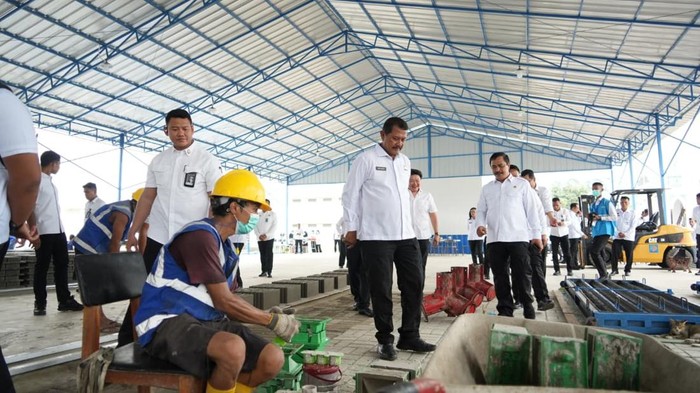 Menteri Imipas Tinjau Jawara Beton Menteri Imigrasi dan Pemasyarakatan (Imipas), Agus Andrianto, meninjau langsung pelaksanaan program pembinaan produktif Jawara Beton di Lapas Kelas I Tangerang