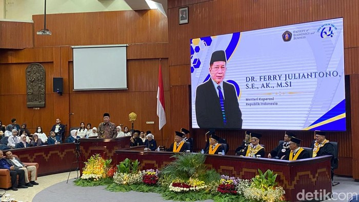Menteri Koperasi Ferry Juliantono saat menyampaikan orasi ilmiah dalam Rapat Terbuka Senat Akademik Fakultas Ekonomi dan Bisnis Universitas Brawijaya Menteri Koperasi Ferry Juliantono saat menyampaikan orasi ilmiah dalam Rapat Terbuka Senat Akademik Fakultas Ekonomi dan Bisnis Universitas Brawijaya