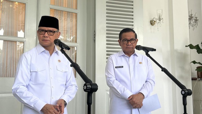 Menteri Perlindungan Pekerja Migran Indonesia (P2MI) Mukhtarudin menemui Gubernur DKI Jakarta Pramono Anung di Balai Kota, Jakarta. (Kadek/detikcom) Menteri Perlindungan Pekerja Migran Indonesia (P2MI) Mukhtarudin menemui Gubernur DKI Jakarta Pramono Anung di Balai Kota, Jakarta. (Kadek/detikcom)