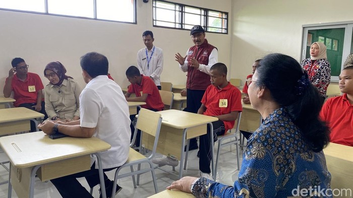 Menteri Sosial Saifullah Yusuf, Menteri PANRB Rini Widyantini, Gubernur Jateng Ahmad Luthfi dan Wali Kota Semarang Agustina Wilujeng meninjau Sekolah Rakyat Terintegrasi di Kota Semarang, Rabu (29/10/2025). Menteri Sosial Saifullah Yusuf, Menteri PANRB Rini Widyantini, Gubernur Jateng Ahmad Luthfi dan Wali Kota Semarang Agustina Wilujeng meninjau Sekolah Rakyat Terintegrasi di Kota Semarang, Rabu (29/10/2025).