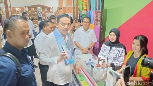 Menteri UMKM, Maman Abdurrahman, saat membeli jajanan di NTT Mart. Rabu (29/10/2025).