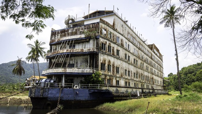 Misteri Hotel Mewah Thailand yang Berubah Jadi Kapal Hantu KOH CHANG, THAILAND - 2024/04/15: A view of elephant statues 162-hectare property surrounding the Galaxy abandoned ship hotel, on Koh Chang Island. The