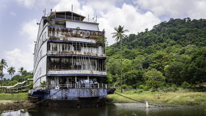 Misteri Hotel Mewah Thailand yang Berubah Jadi Kapal Hantu KOH CHANG, THAILAND - 2024/04/15: A view of elephant statues 162-hectare property surrounding the Galaxy abandoned ship hotel, on Koh Chang Island. The