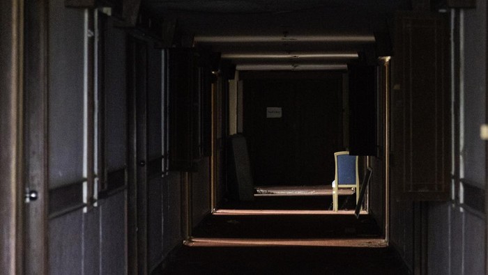 Misteri Hotel Mewah Thailand yang Berubah Jadi Kapal Hantu KOH CHANG, THAILAND - 2024/04/15: A view of elephant statues 162-hectare property surrounding the Galaxy abandoned ship hotel, on Koh Chang Island. The