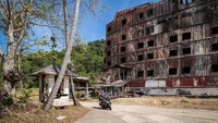Influencer asal Amerika, Joshua T. Yozura, pernah menelusuri bangunan itu di Pulau Koh Chang untuk mengungkap sejarahnya. (Nathalie Jamois/SOPA Images/LightRocket via Getty Images)