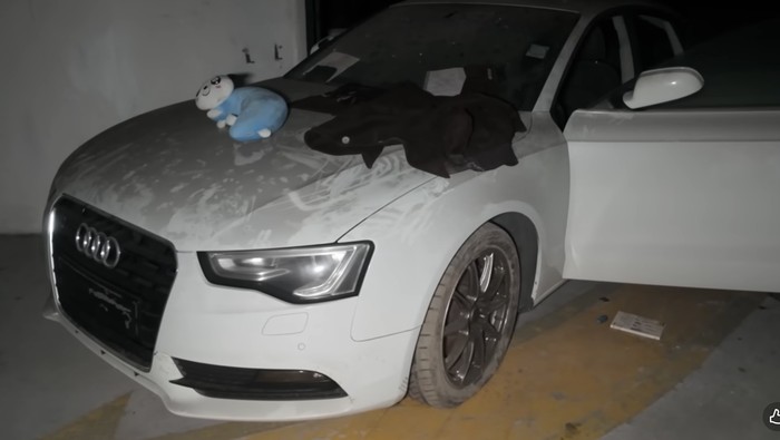 Mobil mewah terbengkalai di hotel bintang 5 Mobil mewah terbengkalai di hotel bintang 5