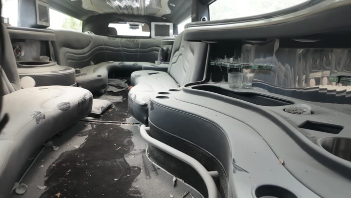 Mobil mewah terbengkalai di hotel bintang 5 Mobil mewah terbengkalai di hotel bintang 5