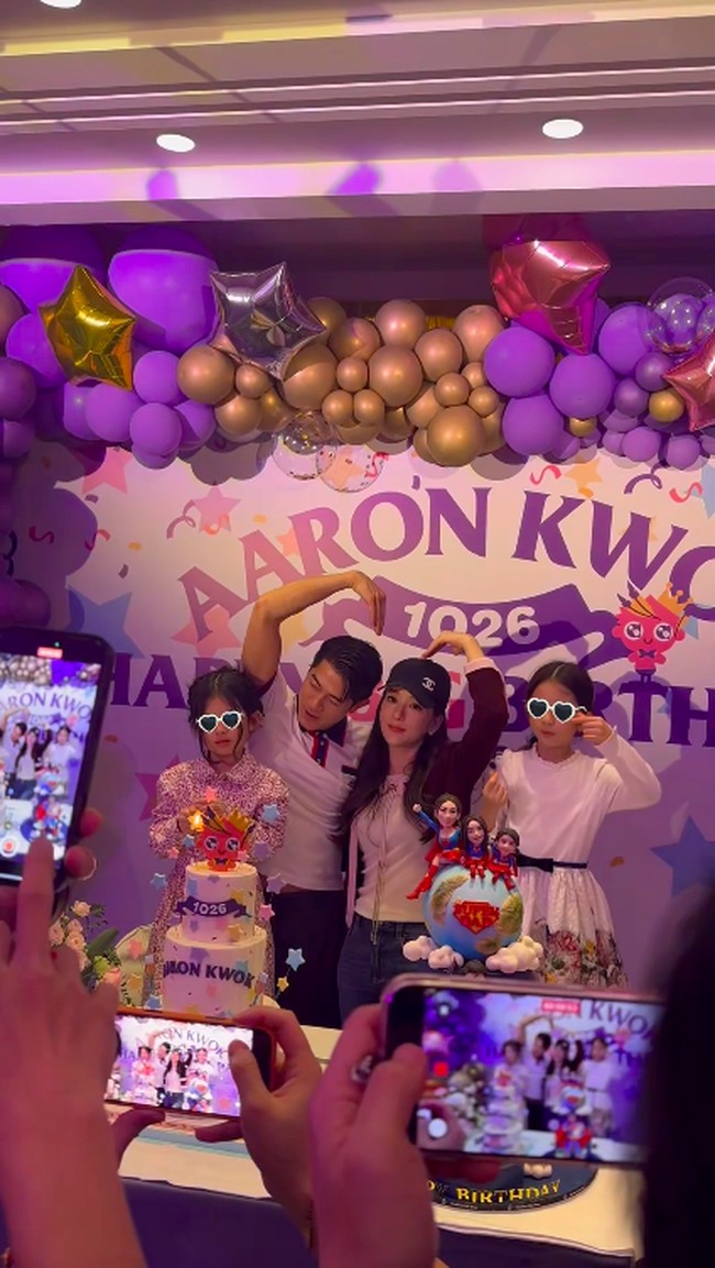 Moka Fang yang lebih muda 21 tahun dari Aaron mengucapkan selamat ulang tahun kepada suami dalam postingannya. Acara itu sendiri bertema ‘superhero dengan figur keluarga mereka mengenakan kostum superman. Foto: Weibo