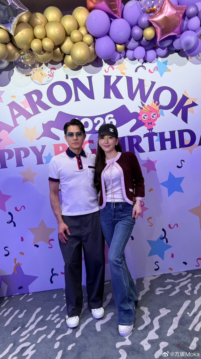 Aaron Kwok menggelar pesta ulang tahunnya yang ke-60. Sang istri, Fang Yuan yang juga dikenal sebagai Moka Fang, mengunggah momen tersebut di Weibo. Foto: Weibo