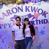 Aaron Kwok menggelar pesta ulang tahunnya yang ke-60. Sang istri, Fang Yuan yang juga dikenal sebagai Moka Fang, mengunggah momen tersebut di Weibo. Foto: Weibo
