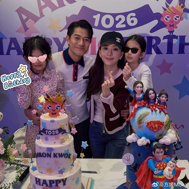 Dalam foto, Moka mengenakan padanan t-shirt dan jeans juga kardigan. Dilengkapi topi dan sneakers, kebanyakan orang mungkin tidak akan menyangka bahwa ia sudah memiliki tiga anak. Foto: Weibo