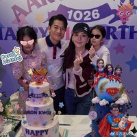 Dalam foto, Moka mengenakan padanan t-shirt dan jeans juga kardigan. Dilengkapi topi dan sneakers, kebanyakan orang mungkin tidak akan menyangka bahwa ia sudah memiliki tiga anak. Foto: Weibo