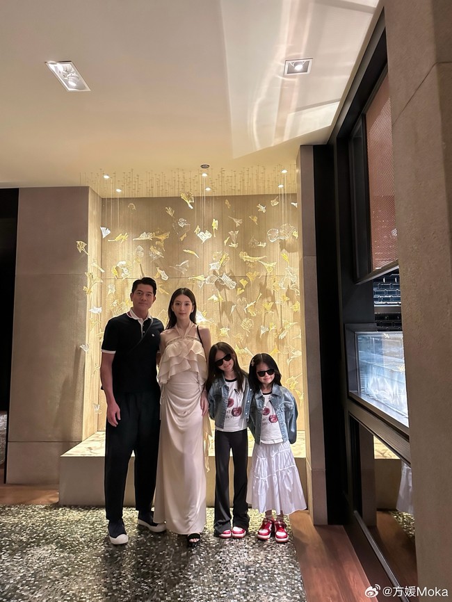 Aaron Kwok kembali dikaruniai anak perempuan setelah muncul laporan bahwa istrinya mengandung seorang putra. Sebelumnya, Aaron disebut memberi hadiah kepada sang istri sekaligus anaknya dengan meng-upgrade kartu kredit. Foto: Weibo