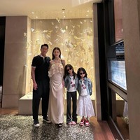 Aaron Kwok kembali dikaruniai anak perempuan setelah muncul laporan bahwa istrinya mengandung seorang putra. Sebelumnya, Aaron disebut memberi hadiah kepada sang istri sekaligus anaknya dengan meng-upgrade kartu kredit. Foto: Weibo