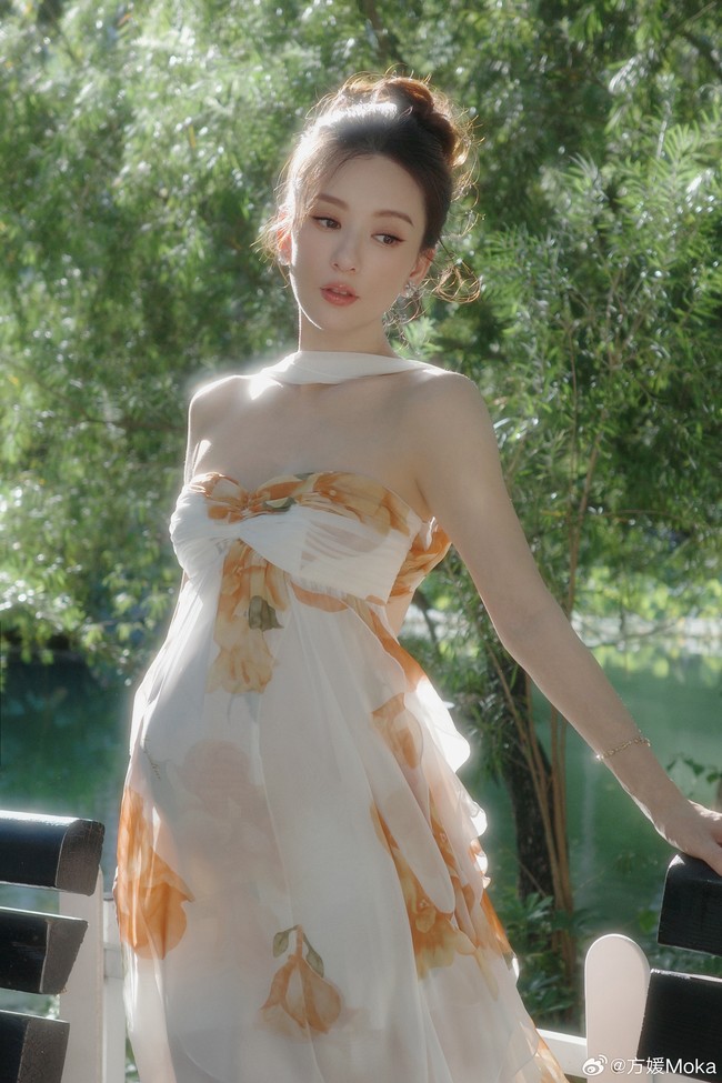 “Apakah dia benar ibu anak tiga?” “Baru saja melahirkan dan sudah terlihat seperti ini?” “Perutnya yang rata tidak bisa dipercaya,” tulis netizen di kolom komentar. Foto: Weibo